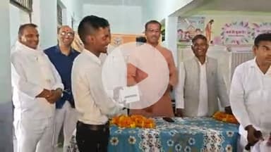 करछना: जगौती गांव स्थित एस एल पटेल आईटीआई कॉलेज में करछना विधायक पियूष रंजन निषाद ने 35 छात्रों को टैबलेट का वितरण किया