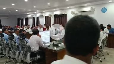 सतना जिला कलेक्ट्रेट में कलेक्टर ने विभागीय अधिकारियों के साथ बैठक कर विभागीय कार्यों की समीक्षा की