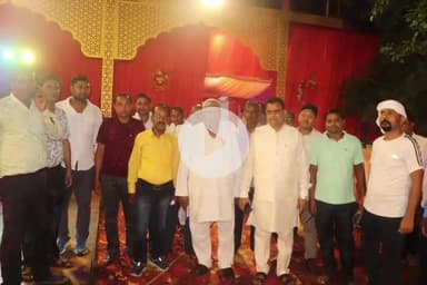 तोपचांची: तोपचांची प्रखंड के खरियो महतों टोला में तारकेश्वर कुम्हार की बेटी की शादी में विधायक मथुरा प्रसाद महतों हुए शामिल