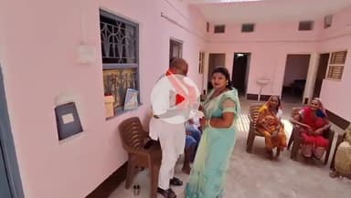 जगदीशपुर: नगर के वृद्धाश्रम में रह रहे लोगों के बीच जिला परिषद सदस्य पूनम कुशवाहा ने साड़ी, गमछा, धोती का किया वितरण