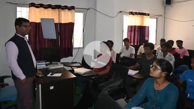 पेशरार: उपायुक्त ने मैना बगीचा स्थित कोचिंग संस्थान का किया निरीक्षण, छात्र-छात्राओं को दिए टिप्स