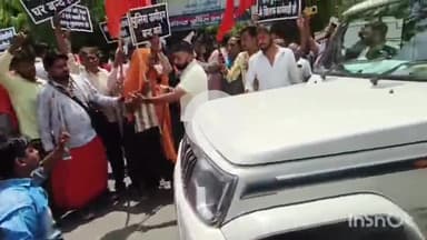 कोल: सिविल लाइन में हिंदूवादी संगठनों ने SSP कार्यालय पर किया धरना प्रदर्शन, SSP ने हंगामा कर रहे लोगों को दिया जवाब