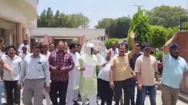 कोल: जिलाधिकारी कार्यालय में व्यापारियों ने अपनी मांगों को लेकर दिया ज्ञापन, किया प्रदर्शन