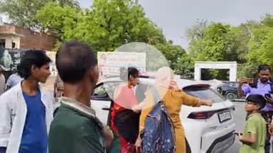 इटावा: एसएसपी चौराहे पर स्कूटी और कार की टक्कर के बाद बीच सड़क पर कार सवार और स्कूटी सवार महिलाओं में हुई झड़प