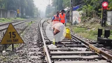 MRU INDIA TV लोक साधना पर "एक पहल" स्वक्षता की ओर रेलवे ट्रेक पर गंदगी ना करें, रेलवे ट्रेक पर होनें वाली गंदगी बड़े हादसे का कारण बन सकती है तो आयें हम सब संकल्प लें सार्वजनिक/प्रशासनिक प्रतिष्ठानों को साफ सफाई की जिम्मेदारी हम सबकी है