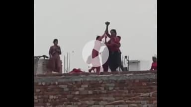 कोल: गांव रायट में रास्ते के विवाद में 2 पक्षों के बीच हुआ पथराव, वीडियो सोशल मीडिया पर हुआ वायरल, पुलिस जाँच में जुटी