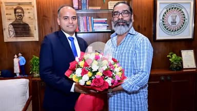 कांके: विभिन्न जिलों के उपायुक्तों ने कांके रोड स्थित सीएम आवास में मुख्यमंत्री से की मुलाकात