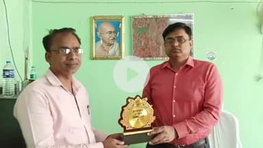 प्रखंड विकास पदाधिकारी निलेश कुमार ने बच्चों को कंप्यूटर की अच्छी जानकारी हेतु प्रेरित होकर राजकुमार राम सरकारी शिक्षक को मोमेंटो से किया पुरस्कृत