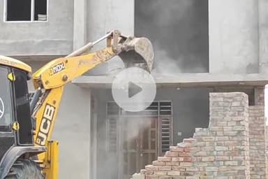 ਮਲੋਟ: ਯੁੱਧ ਨਸ਼ਿਆਂ ਵਿਰੁੱਧ ਤਹਿਤ ਝੌਰੜ ਵਿੱਚ ਤਿੰਨ ਨਸ਼ਾ ਤਸਕਰਾਂ ਵੱਲੋਂ ਗੈਰ ਕਾਨੂੰਨੀ ਤਰੀਕੇ ਨਾਲ ਬਣਾਈਆਂ ਇਮਾਰਤਾਂ ‘ਤੇ ਚੱਲਿਆ ਪੀਲਾ ਪੰਜਾਂ