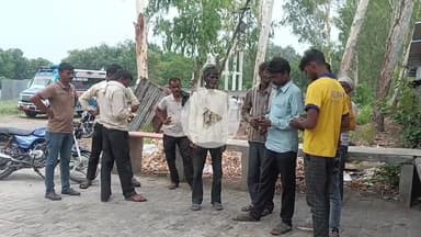 कोल: बरौठा नहर में डूबे युवक का शव 36 घंटे बाद मछुआ में मिला, पत्नी के प्रेमी पर डुबोने का आरोप, पुलिस ने कराया पोस्टमार्टम