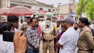 रामपुर: थाना सिविल लाइंस के ठीक सामने बनी दुकानों के मकान पर नगर पालिका की टीम ने अवैध बताकर लगाए लाल निशान