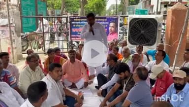 बेगूसराय: संदलपुर में राकेश कुमार उर्फ विकास कुमार के अपहरण और हत्या को लेकर हड़ताली चौक पर धरना-प्रदर्शन