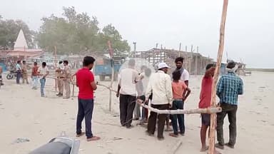 बदायूं: कछला गंगा घाट पर गंगा दशहरा से पहले गंगा स्नान के लिए की जा रही है बैरिकेडिंग, पुलिस की रहेगी चप्पे-चप्पे पर नजर