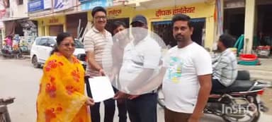 फारबिसगंज: फारबिसगंज के छुआ पट्टी में कल्वर्ट ऊंचा करने की मांग को लेकर लोगों ने मुख्य पार्षद को सौंपा ज्ञापन