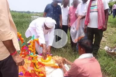 तोपचांची: JMM तोपचांची प्रखंड उपाध्यक्ष दिनेश कुमार महतो के पिता का निधन, टुंडी विधायक मथुरा प्रसाद महतो ने शोक व्यक्त किया