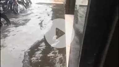 लाडपुरा: भीमगंजमंडी क्षेत्र में एक घंटे की तेज बारिश से सड़कें बनी दरिया, दुकानों में पानी घुसा