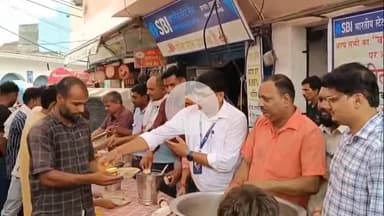 हसनपुर: हसनपुर में भारतीय स्टेट बैंक ने ज्येष्ठ माह के बड़े मंगलवार को कराया भंडारे का आयोजन, बड़ी संख्या में लोग जुटे