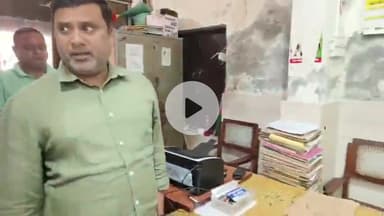 अमरोहा: अमरोहा नगर पालिका के ईओ ने पालिका ऑफिस का किया निरीक्षण, नदारद कर्मचारियों का वेतन काटने के दिए निर्देश