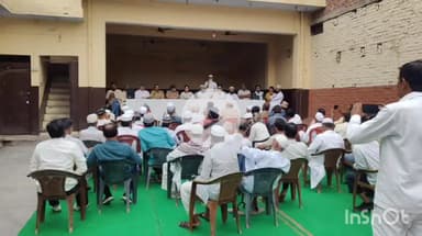 उरई: उरई के मुस्लिम बहुल इलाके में आगामी त्यौहार को लेकर सीओ सिटी और एसडीएम ने की पीस कमेटी की बैठक