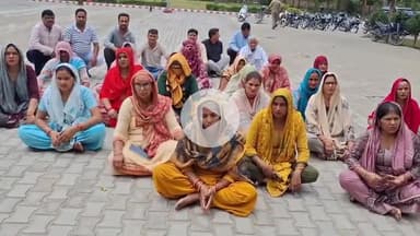 अमरोहा: अमरोहा कलेक्ट्रेट में धरने पर बैठी कृष्णा कालोनी की महिलाएं, मंदिर का रास्ता खुलवाने की मांग कर रही हैं