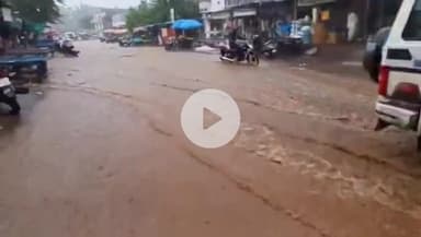 अक्कलकुवा: अचानक आलेल्या अवकाळी मुसळधार पावसाने मोलगी गावातील मुख्य रस्ता झाला जलमय, रस्ता की नदी समजेना