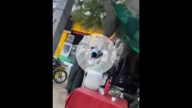 झांसी: डेली गांव में हिस्ट्रीशीटर ने कारोबारी को बीच बाजार पीटा, वीडियो वायरल होने के बाद रक्सा पुलिस ने किया मुकदमा दर्ज