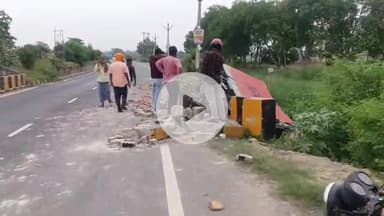 कसिया: राजवटिया में अनियंत्रित कंटेनर ने पुल का डिवाइडर तोड़ा, ड्रेन में गिरा, चालक व सहचालक गंभीर हालत में इलाज करवा रहे हैं