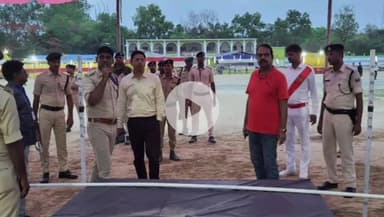 भभुआ: जगजीवन स्टेडियम में चल रही गृह रक्षक शारीरिक दक्षता परीक्षा का डीएम ने किया औचक निरीक्षण