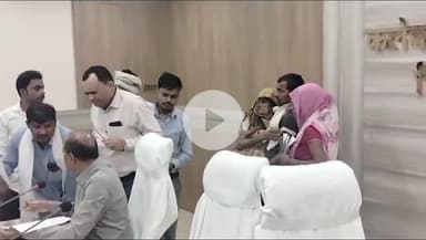 सिंगरौली: सरकारी सिस्टम से लाचार वृद्ध महिला नाती की गोदी में कलेक्ट्रेट पहुंची, राहत राशि के लिए लगाई गुहार