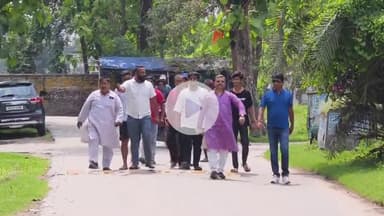 कटिहार: लंगड़ा बागान के पास रेल क्षेत्र आने-जाने वाले रास्ते को डीआरएम ने किया बंद, राजद नेता ने किया प्रदर्शन