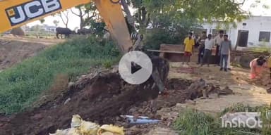 बागपत: गौरीपुर-मीतली गांव में बुलडोजर चलाकर तालाब की भूमि से हटाया गया अवैध कब्जा