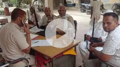 घोसी: जिला प्रशासन के निर्देशानुसार घोसी थाना परिसर में लाइसेंसी हथियारों का भौतिक सत्यापन कराया जा रहा है