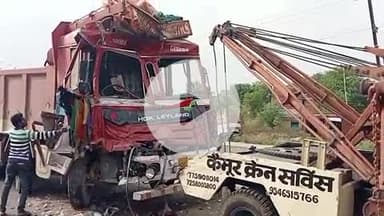 दुर्गावती: कर्णपुरा मोड़ के पास NH-19 पर ट्रक और ट्रेलर की टक्कर में ट्रेलर क्षतिग्रस्त, चालक घायल