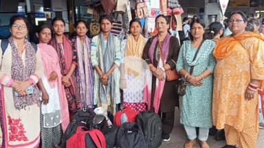 कोडरमा: विश्व हिंदू परिषद मातृ शक्ति दुर्गा वाहिनी के 7 दिवसीय प्रशिक्षण में शामिल होने कोडरमा से बेटियां रवाना