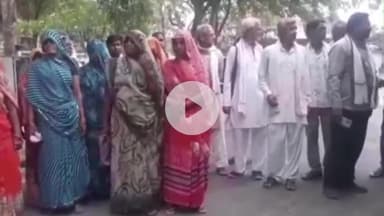 दमोह: मड़ला ढिग्सर में बेची जा रही अवैध शराब बंद कराने ग्रामीणों ने पुलिस अधीक्षक कार्यालय पहुंचकर सौंपा ज्ञापन #Jansamasya