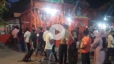 धनौरा: मंगलवार को प्रसाद चढ़ाने के लिए इंदिरा चौक पर स्थित हनुमान मंदिर पर भक्तों की लगी लंबी लाइन
