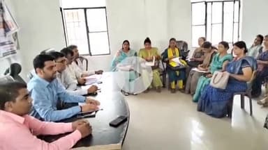 तरबगंज: वजीरगंज सीएचसी पर अधीक्षक ने स्वास्थ्य कर्मियों के साथ की बैठक, विभिन्न कार्यक्रमों की हुई समीक्षा