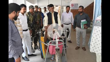 लोहरदगा: उपायुक्त कार्यालय में डीसी ने रामजतन को सौंपी ट्राईसाइकिल, खुशी से चमक उठीं आंखें