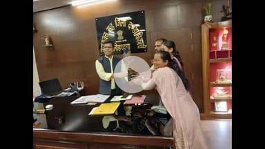 पेशरार: उपायुक्त कार्यालय में अनुसूचित जाति, जनजाति के लोगों ने नवनियुक्त डीसी को पैधा देकर सम्मानित किया