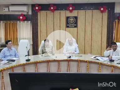 बलरामपुर: कलेक्ट्रेट सभागार में आगामी त्यौहारों को शांतिपूर्ण एवं सकुशल संपन्न कराने हेतु DM और SP ने सेंट्रल पीस कमेटी की बैठक की