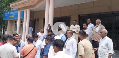 बागपत: बाली गांव में जल भराव की समस्या को लेकर ग्रामीणों ने डीएम कार्यालय पर किया धरना प्रदर्शन