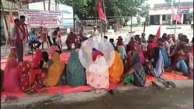 डंडारी: प्रखंड परिसर के पास भाकपा माले पार्टी द्वारा एक दिवसीय धरना प्रदर्शन आयोजित