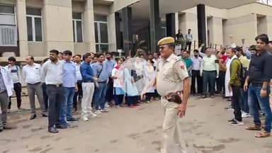 चूरू: मेडिकल कॉलेज के प्रिंसिपल से अभद्रता के विरोध में चिकित्सकों ने कलेक्ट्रेट में नारेबाजी कर किया प्रदर्शन