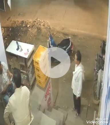 कुम्हेर: कुम्हेर में पत्रकार बाबूलाल शर्मा के साथ बदमाशों ने की मारपीट, मामला दर्ज, घटना का वीडियो सीसीटीवी में कैद