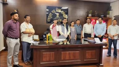 लोहरदगा: उपायुक्त ने IIT-JEE एडवांस परीक्षा में सफल छात्रों को किया सम्मानित, कहा- देश को अच्छे इंजीनियरों की जरूरत