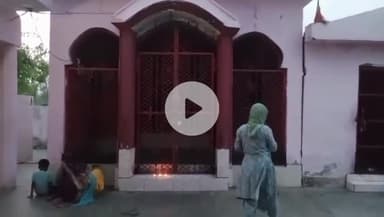 धनौरा: गजरौला गांव, सलेमपुर गोसाई स्थित श्री राम जानकी मंदिर पर सुबह-शाम कीर्तन का आयोजन होता है