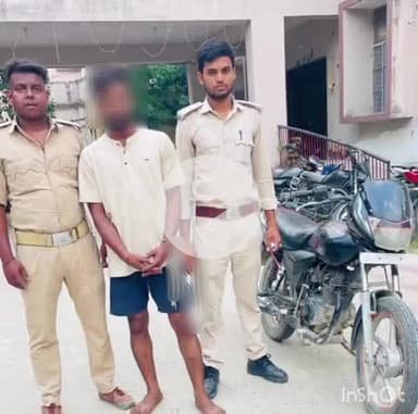 मांझा: कोइनी पुल के पास चावल व्यवसायी की चाकू मारकर हत्या, पुलिस ने एक आरोपी को किया गिरफ्तार, बाइक ज़ब्त