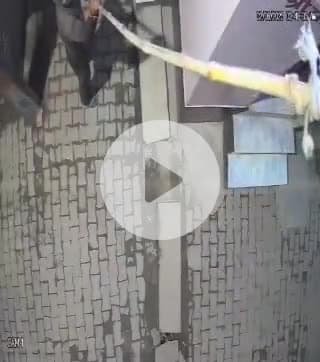 सीतापुर: सदर इलाके में घर के बाहर लगे सीसीटीवी कैमरे को नकाबपोश बदमाशों ने हसिया से तोड़ा, वीडियो हुआ वायरल