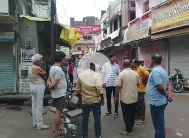 टीकमगढ़: नपा सीएमओ ने शहर में विभिन्न स्थानों का निरीक्षण किया, कचरा फेंकने पर तीन दुकानदारों पर ₹800 का जुर्माना लगाया