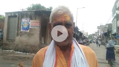 खबर औरैया से फूलमती मंदिर के पास गड्ढे होने से राहगीरों को होती है परेशानी